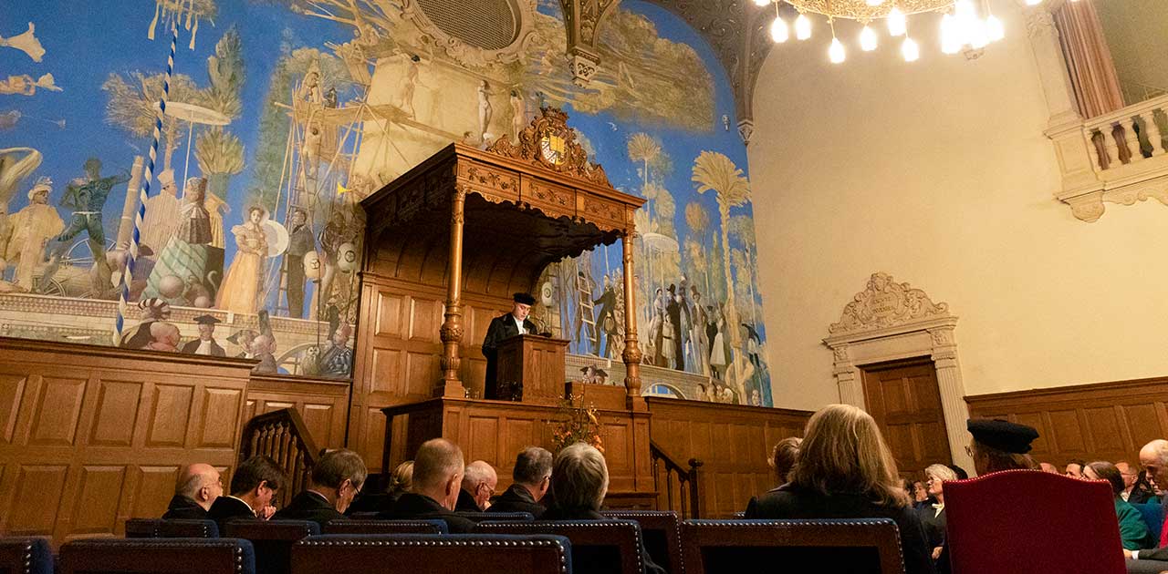 PhD-verdediging aan de Rijksuniversiteit Groningen met de promovendus aan het spreekgestoelte.
