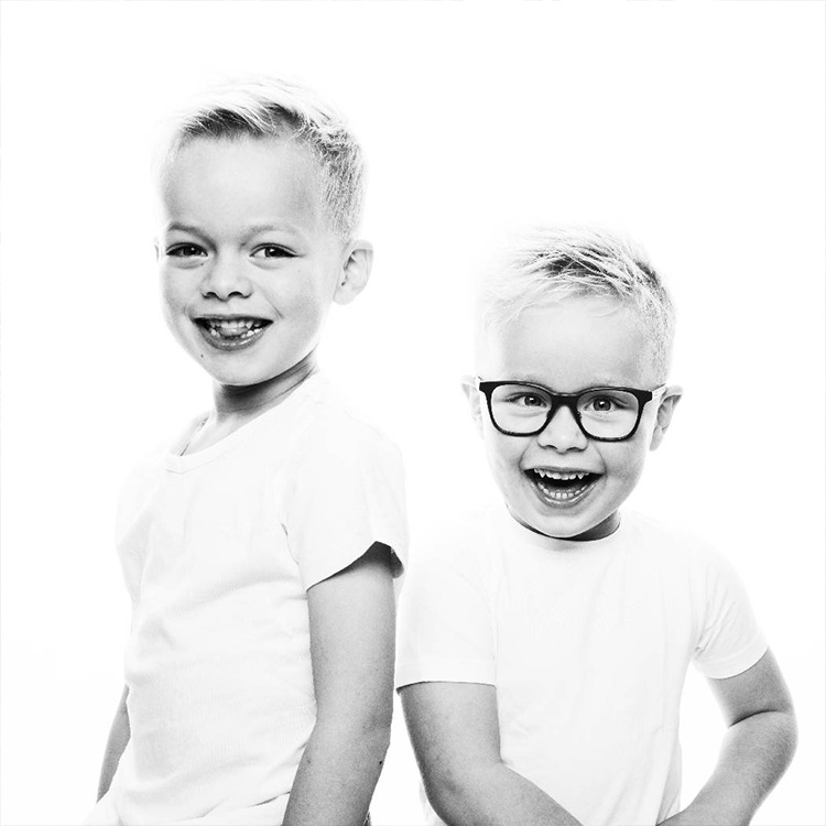 Portret kinderen zwart-witfoto door professioneel fotograaf 