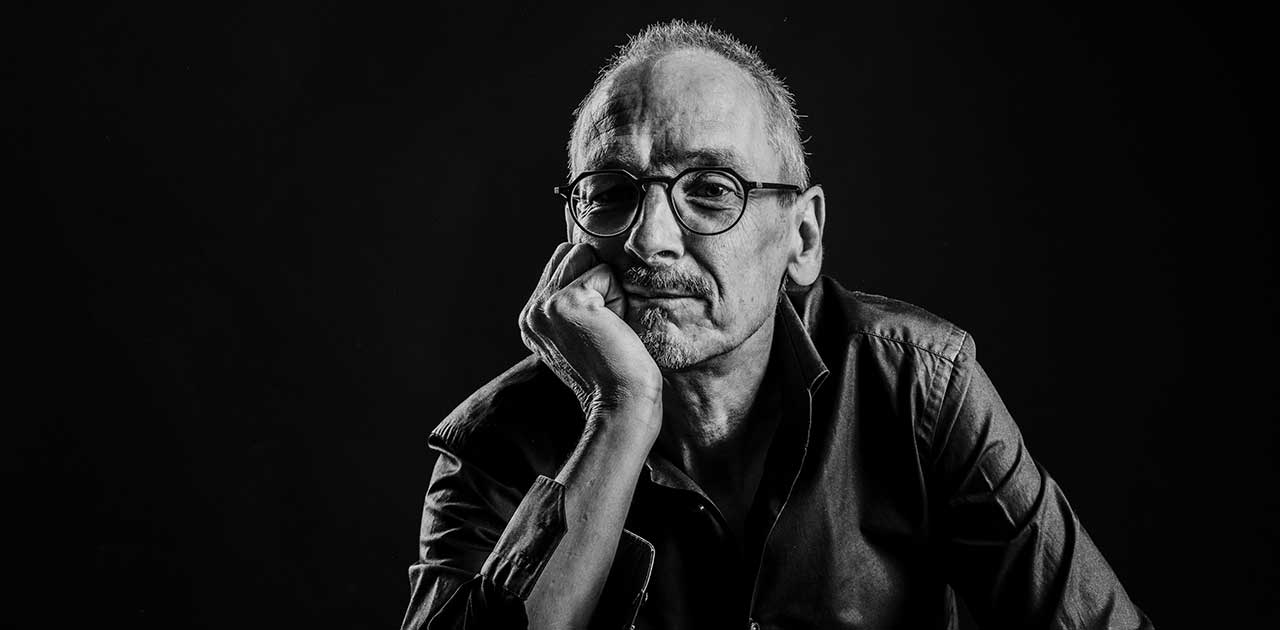 Karaktervol portret van een man in de studio in Groningen,
gefotografeerd door Jeroen Koeten.