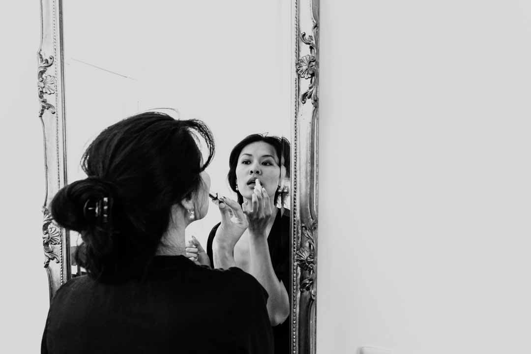 Boudoir portret in zwart-wit van vrouw voor spiegel tijdens fotoshoot in Groningen.
