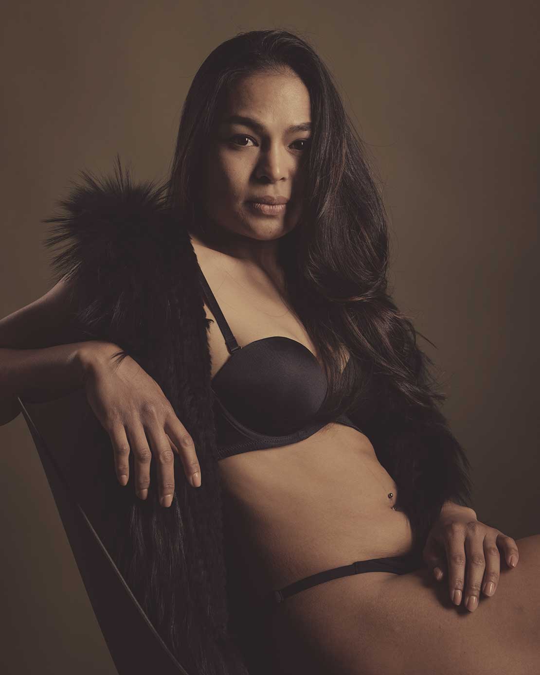 Sfeervol boudoirportret van een vrouw in lingerie in de studio.