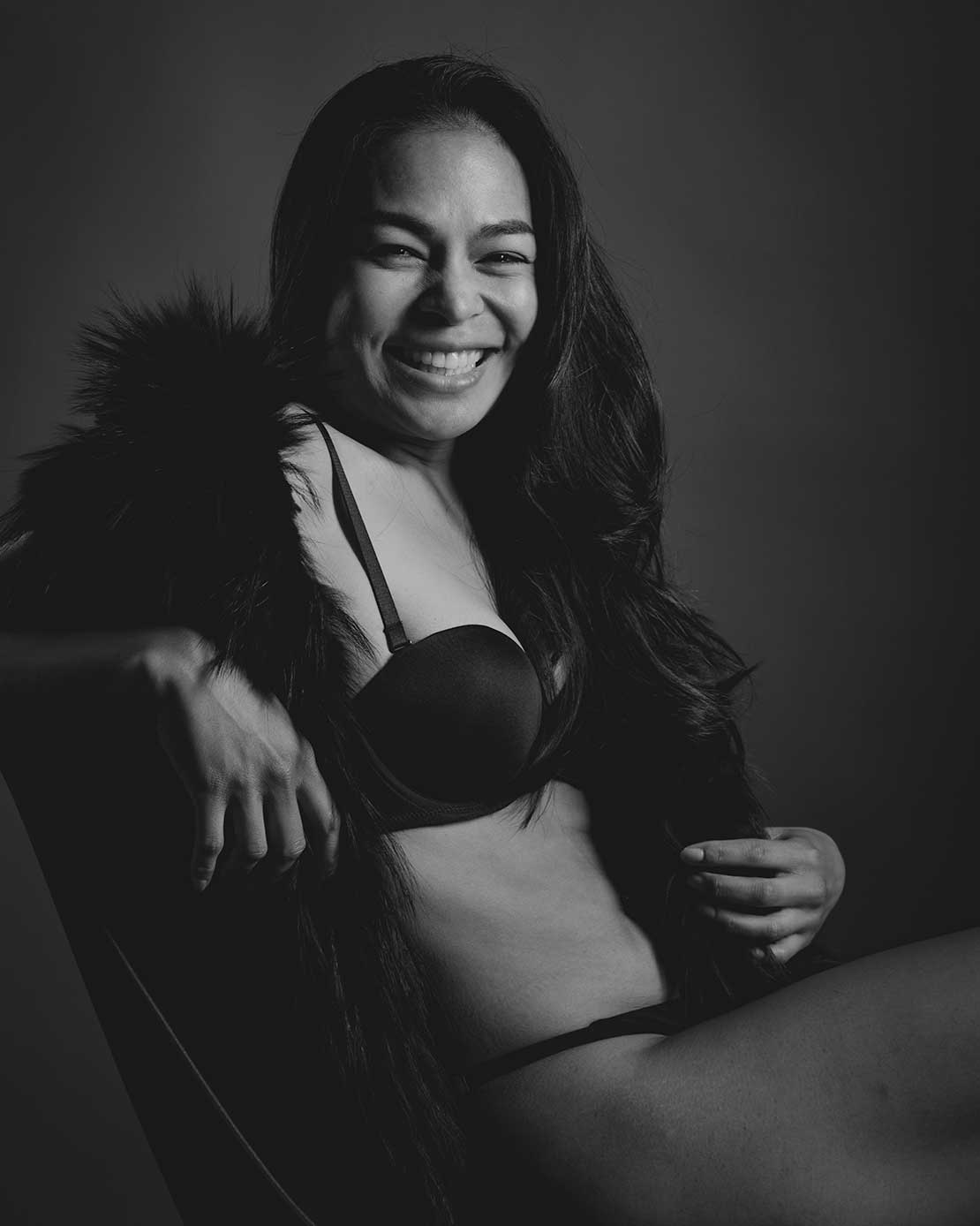 Zwart-wit boudoirportret van een vrouw in lingerie in de studio.