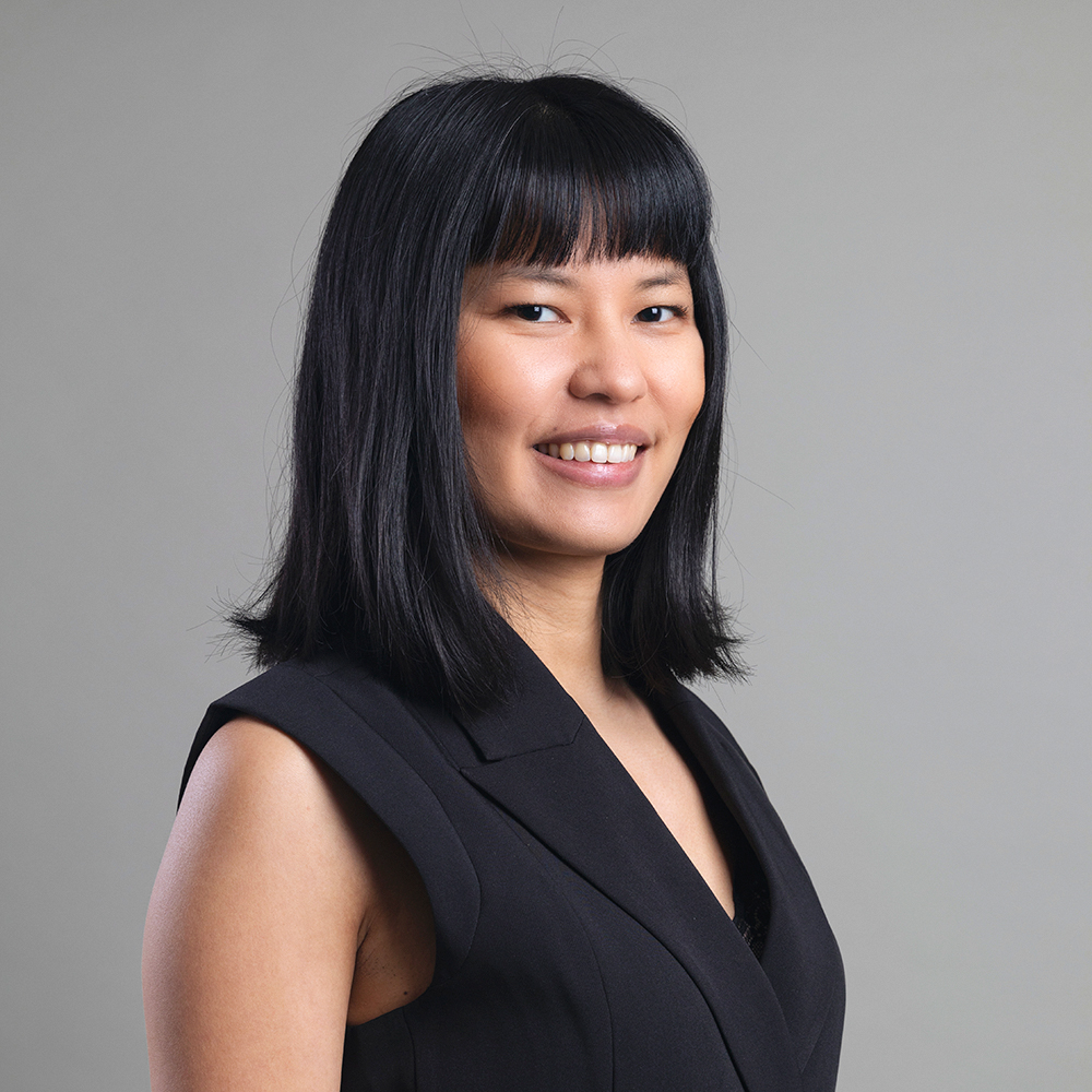 Foto van Jeroen Koeten Fotografie. Foto gemaakt in fotostudio in Roden (Drenthe). Portret is van een vrouw. Het is een gezichtsportret voor LinkedIn.