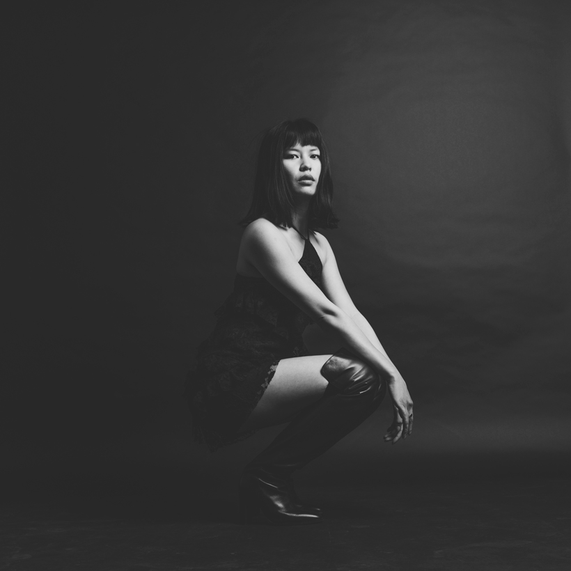 Foto van Jeroen Koeten Fotografie. Tinderfoto gemaakt in de studio. Foto is in zwart-wit.