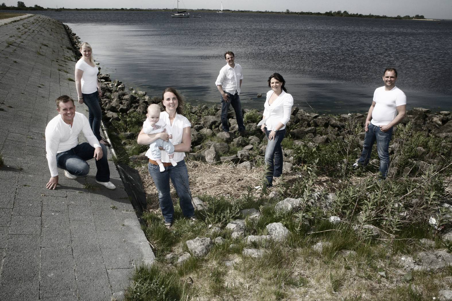 Foto van Jeroen Koeten Fotografie. Familieportret aan het water.