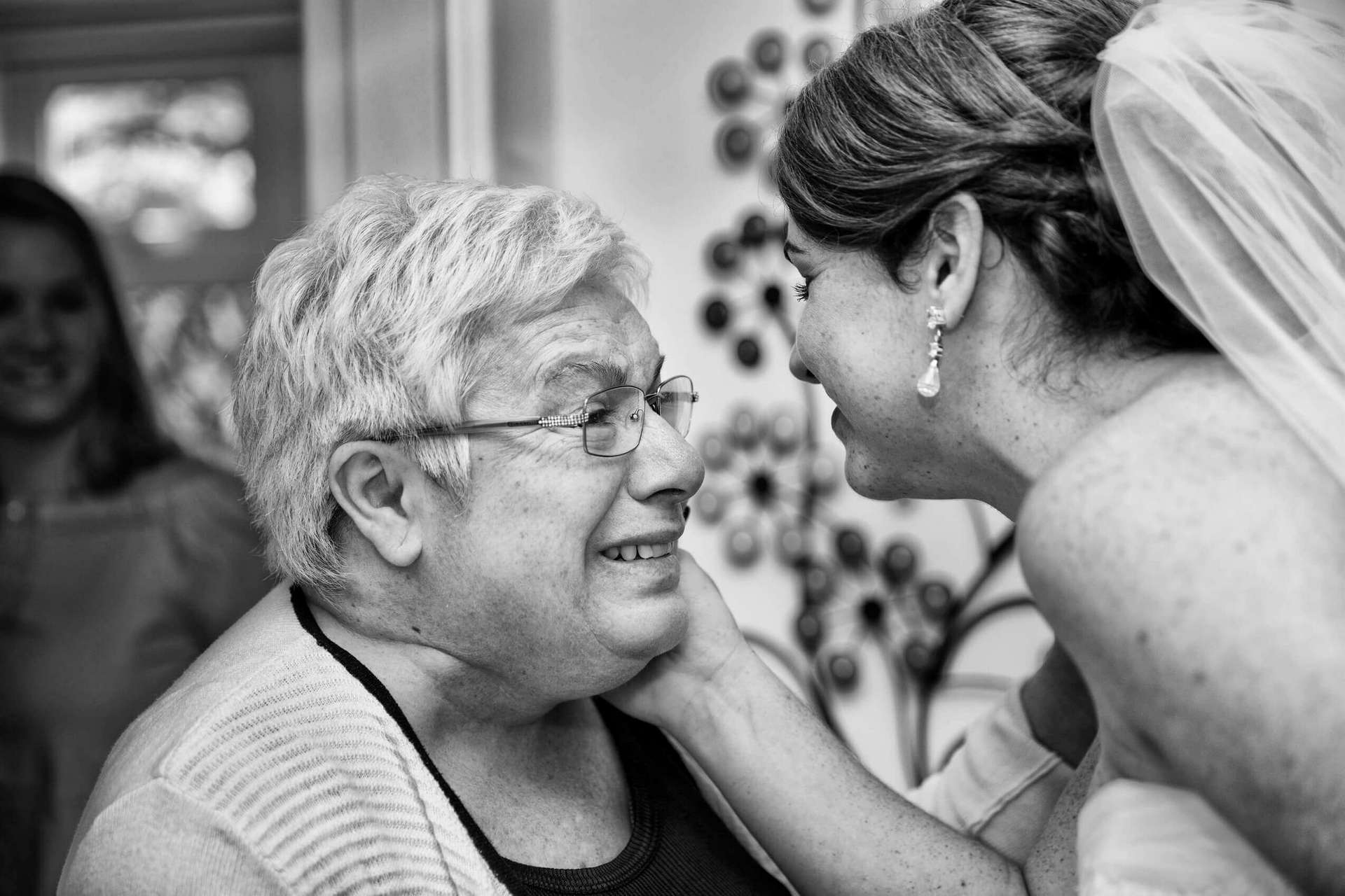 Professionele Fotograaf maakt foto van emotioneel moment tijdens trouwerij in Roden.